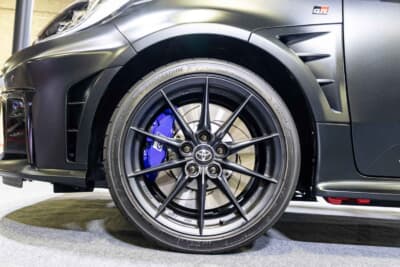 GRヤリス Sébastien Ogier 9x World Champion Edition：専用マットブラックの18インチ。ブルーのキャリパーがアクセントだ