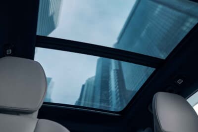 ボルボV60 Cross Country Ultra B5 AWD Classic Edition：チルトアップ機構付電動パノラマ・ガラス・サンルーフを特別装備