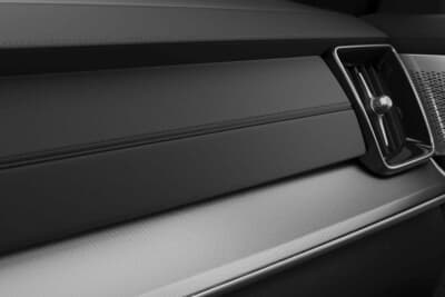 ボルボXC90 Ultra T8 AWD Plug-in hybrid Black Edition:チャコールカラー・ルーフライニングとチェッカードアルミニウムパネルを採用したキャビン