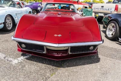 シボレー コルベットC3コンバーチブル：車体の前後にクロームメッキされたスチール製バンパーが備わることから「アイアンバンパー」の愛称で親しまれており、ピンポイントでこの年式を愛でるファンも多い