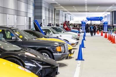 ズラリと居並ぶエントラント車両が描き出す直線美は圧巻。どの角度から切り取っても絵になる名車たちの整列は、オーナーたちの徹底した維持管理と愛情の深さを物語っている