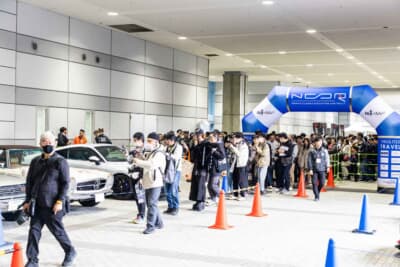 待ちに待ったゲートオープンにゆっくりと足を踏み入れるギャラリー