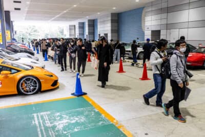 展示された車両を隅々まで熱心に見つめるギャラリーたちの眼差し