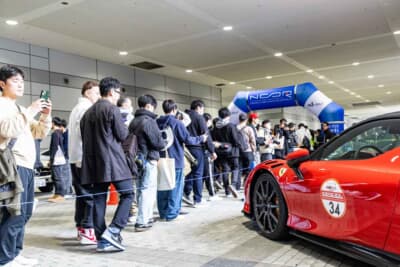 普段は見られない希少モデルにギャラリーはスマホを向けて撮影しているシーンが印象的だった