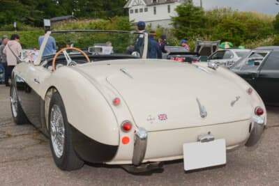 オースチン・ヒーレー 100-6：ホモロゲーション・モデル「100S」を想起させるアイボリーと濃紺の2トーンカラー。バンパーレス仕様にすることで、よりレーシーな印象を与えている