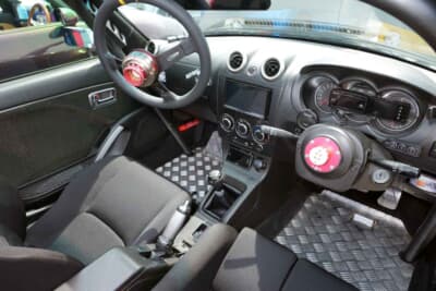 ダイハツ コペン：コクピットはシンプルさをテーマに作り込まれている。左右のフロアに滑り止めのアルミ製プレートを貼っているのもポイントが高い