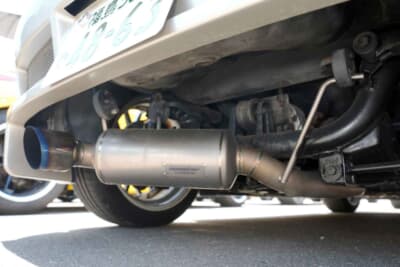 スズキ カプチーノ：排気系はモンスターのチタンマフラー。他の追随を許さない軽さで、生産が終了した現在もカプチーノ乗りにとって垂涎のアイテムだ