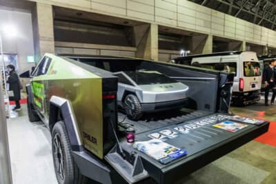 テスラ サイバートラック：荷台サイズは6×4フィート（約1.8m×1.2m）で、セカンドシートを折りたたむことで、さらなるスペースを確保することができる