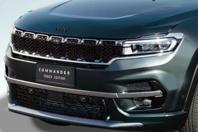 Jeep Commander Track Edition：グレークリアコートのフロント下部フェイシアアブリーク。Jeepロゴはグロスブラック