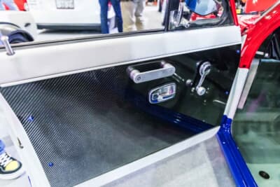 日産 サニートラック： 軽量にこだわり、ドアの内張りはカーボン製となっている