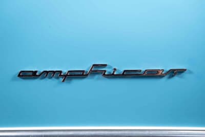 アンフィカー770:フロントノーズのサイドパネルには「AMPHICAR」のエンブレムが備わる