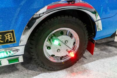ダイハツ ハイゼット トラック PTO ダンプ 大発命:回転するタイヤがキラキラ光るように、ホイールマーカーステーも取り付けられている