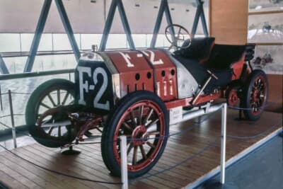 フィアット130hp GP：1907年の当時3大レースをすべて制覇したフィアットのグランプリカー。排気量1万6286ccの4気筒エンジンを搭載し、OHVや半球型燃焼室など画期的なメカニズムで130hpを叩き出したモンスターマシンだ