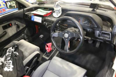 ホンダ シビック(E-AT):ステアリングは社外品に交換されている