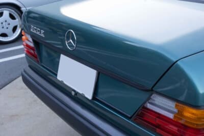 メルセデス・ベンツ124ミディアムクラス・セダン:“green877”さんがもっとも愛する、斜めにカットされたテールランプと直立したトランク