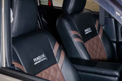 トヨタ プロボックス：ブランドロゴも刺繍され、ダークブラウン部分にはダイヤ柄のステッチがあしらわれています