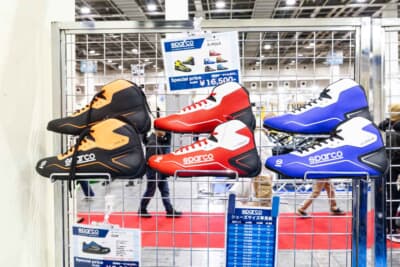 本格的なレーシングシューズに加え、ファッションアイテムとしても人気を集めるドライビングシューズが好評だった