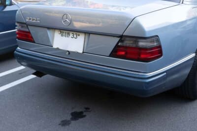 メルセデス・ベンツ 300E：レンズの曇りもなく、完璧に維持されたリアコンビネーションランプ周り