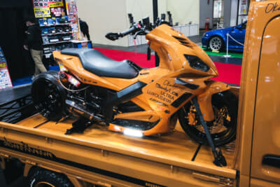 クルマと同色のカスタムされたスクーターが積載されている遊び心満載の展示