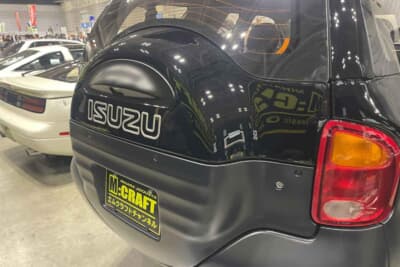 いすゞ ヴィークロス：背面ドアの内部に収められたスペアタイヤ。単なる積載ではなく、デザインの一部として機能させるこの手法は、当時のデザインチームの執念の現れだ