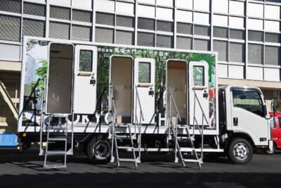 階段は手すり部分を取り外し、階段部を上部トイレの床面より上に跳ね上げる事で、扉の中に収納できる