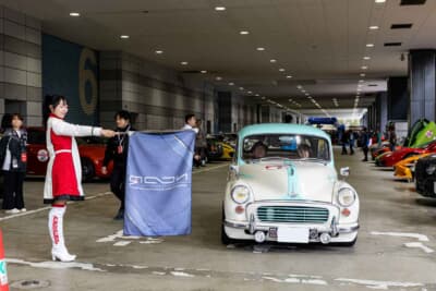 緊張のスタートラインでディクセルガールの旗振りを見つめるドライバー。歴史を刻んだ名車たちが次々と走り出す躍動感あふれるシーンは、モータースポーツの伝統と興奮を肌で感じさせてくれる