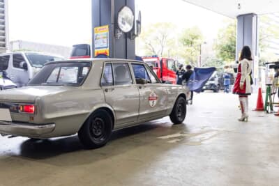 ディクセルガールの鮮やかな旗振りを合図に、一台ずつコースへと解き放たれるスタートシーン。エキゾーストノートが響き渡る中、ドライバーとギャラリーの気持ちが一つになるイベント最高の瞬間だ