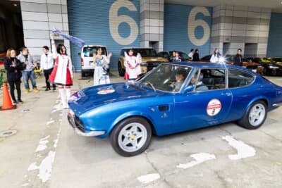 スタート地点に華を添えるディクセルガールの合図とともに、次なるチェックポイントを目指して加速するエントラントたち。フラッグが振り下ろされるたび、会場には新たな旅立ちを祝う温かい拍手が沸き起こる