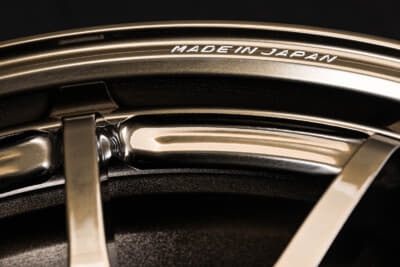 VOLK RACING CE28 N-plus：ボルクレーシングのなかでもCE28N-plusは軽さを追求してきたモデル。剛性を確保しながらも、細くシャープなラインのスポークが美しく、19インチでもしっかり実現されている