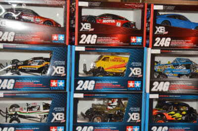 RCカーやプラモデル、さらにアパレルなどのタミヤ・グッズがずらりと並べられた物販コーナー