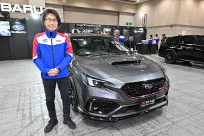 S210 プロトタイプと、STIの開発副本部長である高津益夫氏