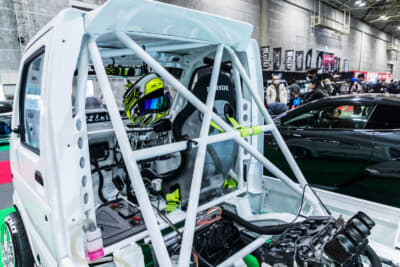 AMEND プレデター：パイプフレームが張り巡らされ、背面のパネルがないキャビン