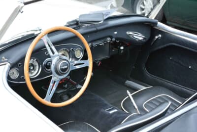 オースチン・ヒーレー 100-6：室内にはカーナビやETCも備わり、現代の路上での使い勝手も問題ない