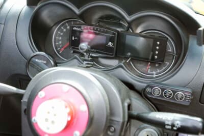 ダイハツ コペン：追加メーターは走行中に数値が読み取りやすいデジタル式だ。できるだけ視線を動かさずに済むよう、取り付ける位置にもこだわっている