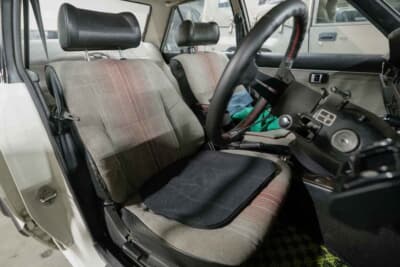 トヨタ セリカ カムリ 2000GT：放置によるカビに襲われていたシートは、高圧洗浄とカビキラーで見事に復活。貴重なファブリック生地を守るためクッションを敷いて養生している