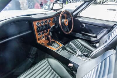 ロッキー 2000GT：ダッシュボードにはウッドパネルを使用。ボンドカーらしさを損なわないように、補助メーターも配置