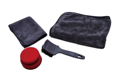 右上：JELBOドライビングタオル（大判サイズ）￥1,980■カラー：グレー■サイズ（cm）：60×901枚で拭き上げから磨きまでを可能とした、洗車時に求められる要望を贅沢に叶えた万能クロス。左上：JELBOマイクロファイバークロス￥500■カラー：グレー■サイズ（cm）：30×401枚で拭き上げから磨きまでを可能とした、洗車時に求められる要望を贅沢に叶えた万能クロス