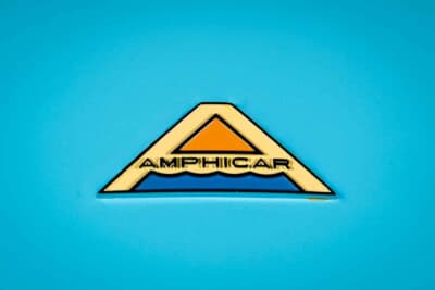 アンフィカー770:フロントフードに備わるエンブレムは、イニシャルの「A」に山=陸地と波打った水面を組み合わせている