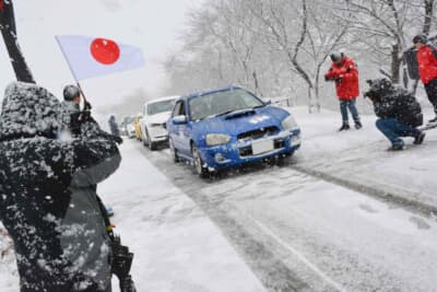 スタートを待つ、色とりどりの参加車両たち