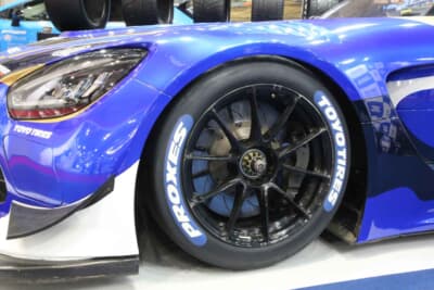 ニュルブルクリンク耐久レースの最上位「SP9」クラスに参戦するメルセデスAMG-GT3。過酷なレースのために生まれたスリックスを装着