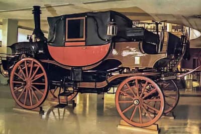 ボルディーノ：馬車のコーチに蒸気機関を取り付けたボルディーノのスチームカー。日本がまだ江戸時代だった1854年に作られたものであり、まさに馬車から自動車へと進化を遂げる「歴史の転換点」を目の当たりにできる