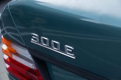 メルセデス・ベンツ124ミディアムクラス・セダン:誇らしげに輝く「300E」のバッジ。バブル期を象徴するグレードだ