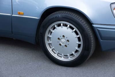 メルセデス・ベンツ 300E：R107用のホイールを選択。控えめながら足元の存在感を高める、オーナーこだわりのチョイス