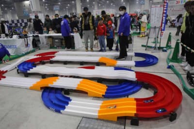圧巻のスピード！ミニ四駆が立体交差のコースを駆け抜ける