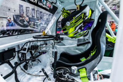 AMEND プレデター：運転席はエンジンがなくなった分、フロアを下げることで、ドライバーのポジションを大幅に下げている