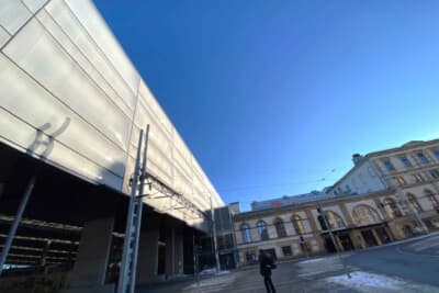 ケムニッツ中央駅の左側の壁面には、ミュンヘンのアリアンツ・アレーナと同じ日本の旭硝子製素材が使用されているそうです。夜はライトアップされて綺麗です