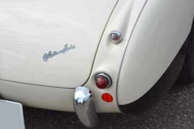 オースチン・ヒーレー 100-6：小型のブレーキランプとウインカーランプ