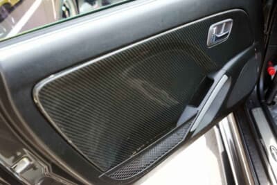 ダイハツ コペン：ドアの内張りはドレスアップと軽量化を両立するカーボン製。それでもドアポケットは生きており、ユーティリティ性が犠牲にならない