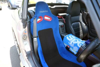 スズキ カプチーノ：タイトなカプチーノのコクピットでもドアと干渉しない、エスケレートのフルカーボン製バケットシート。車検もこのままパスできる