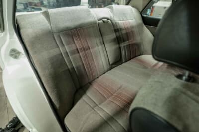 トヨタ セリカ カムリ 2000GT：リアシートも同様に洗浄して本来の質感を取り戻した。車内全体に漂っていたカビの気配は微塵も感じられない